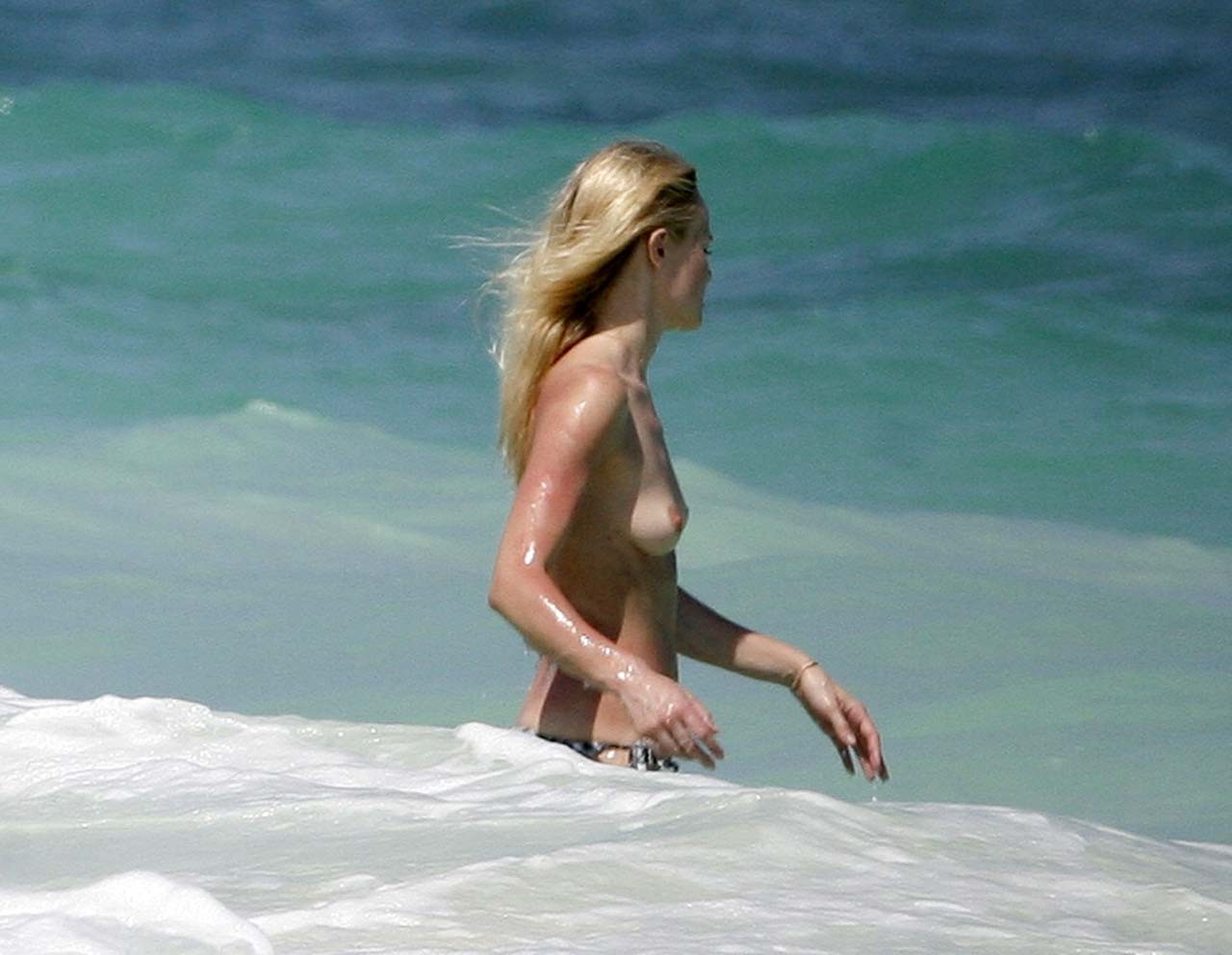 Kate bosworth exponiendo sus bonitas tetas grandes y jugando en la playa foto paparazzi
 #75308488