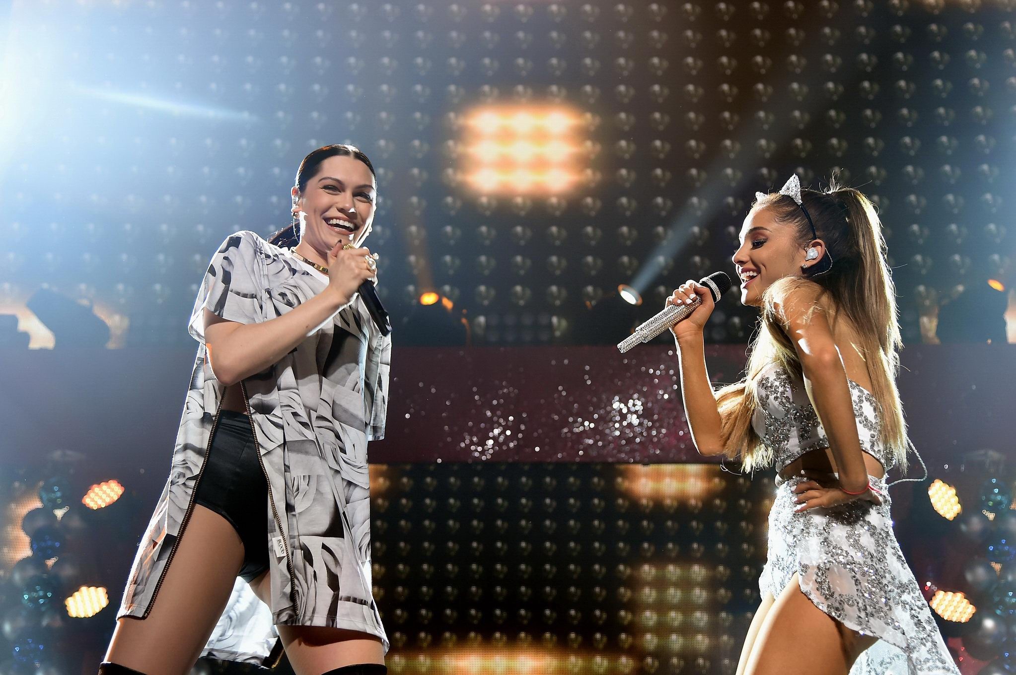 Ariana grande montrant ses jambes fesses sur la scène du hot 995s jingle ball 2014 à...
 #75178125