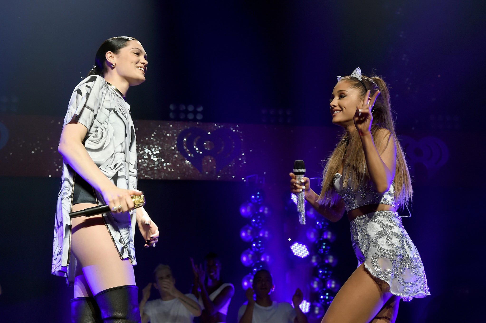 Ariana grande montrant ses jambes fesses sur la scène du hot 995s jingle ball 2014 à...
 #75178137