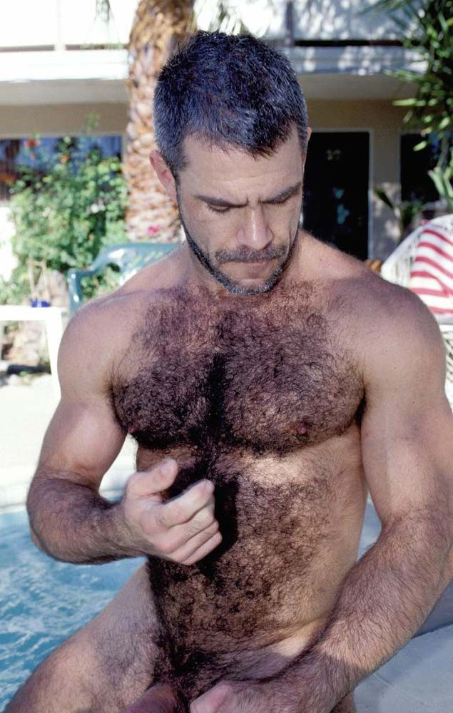 Nudo orso gay peloso in piscina che mostra il suo grande cazzo grasso
 #76993635
