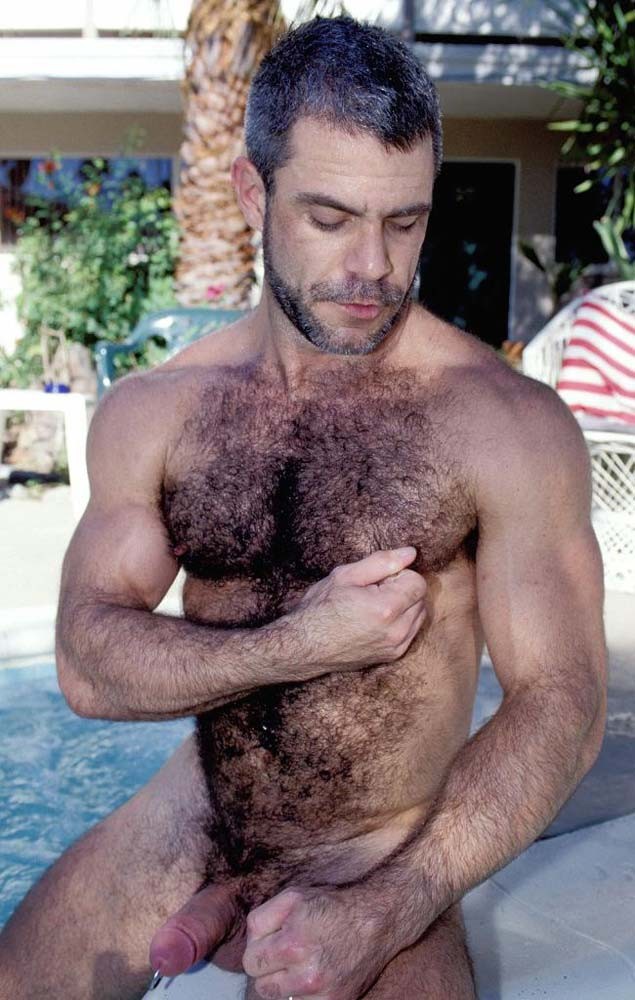 Oso gay peludo desnudo en la piscina mostrando su gran polla gorda
 #76993639