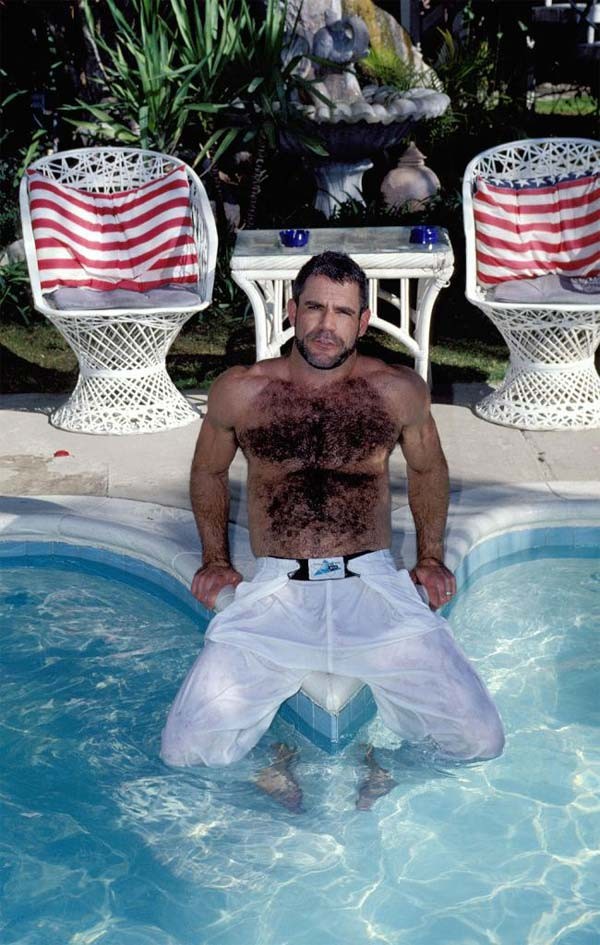 Oso gay peludo desnudo en la piscina mostrando su gran polla gorda
 #76993694