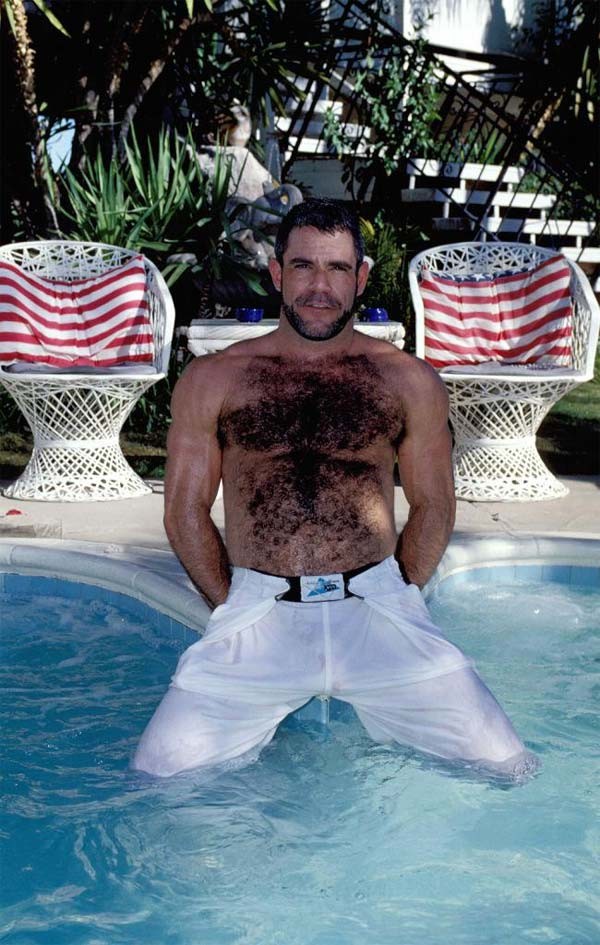 Oso gay peludo desnudo en la piscina mostrando su gran polla gorda
 #76993717