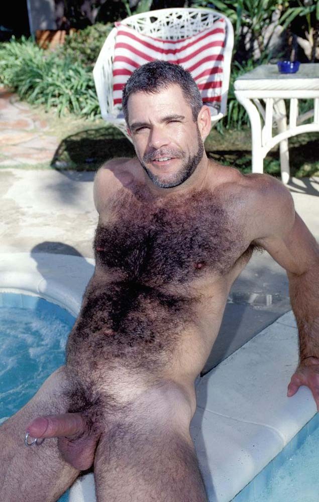 Oso gay peludo desnudo en la piscina mostrando su gran polla gorda
 #76993746