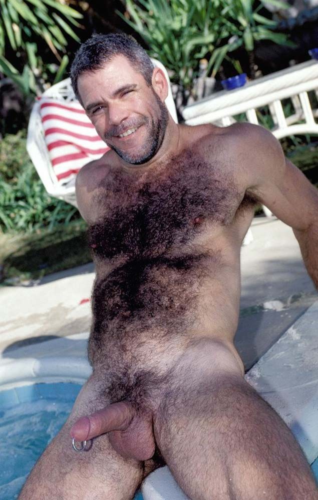 Oso gay peludo desnudo en la piscina mostrando su gran polla gorda
 #76993793