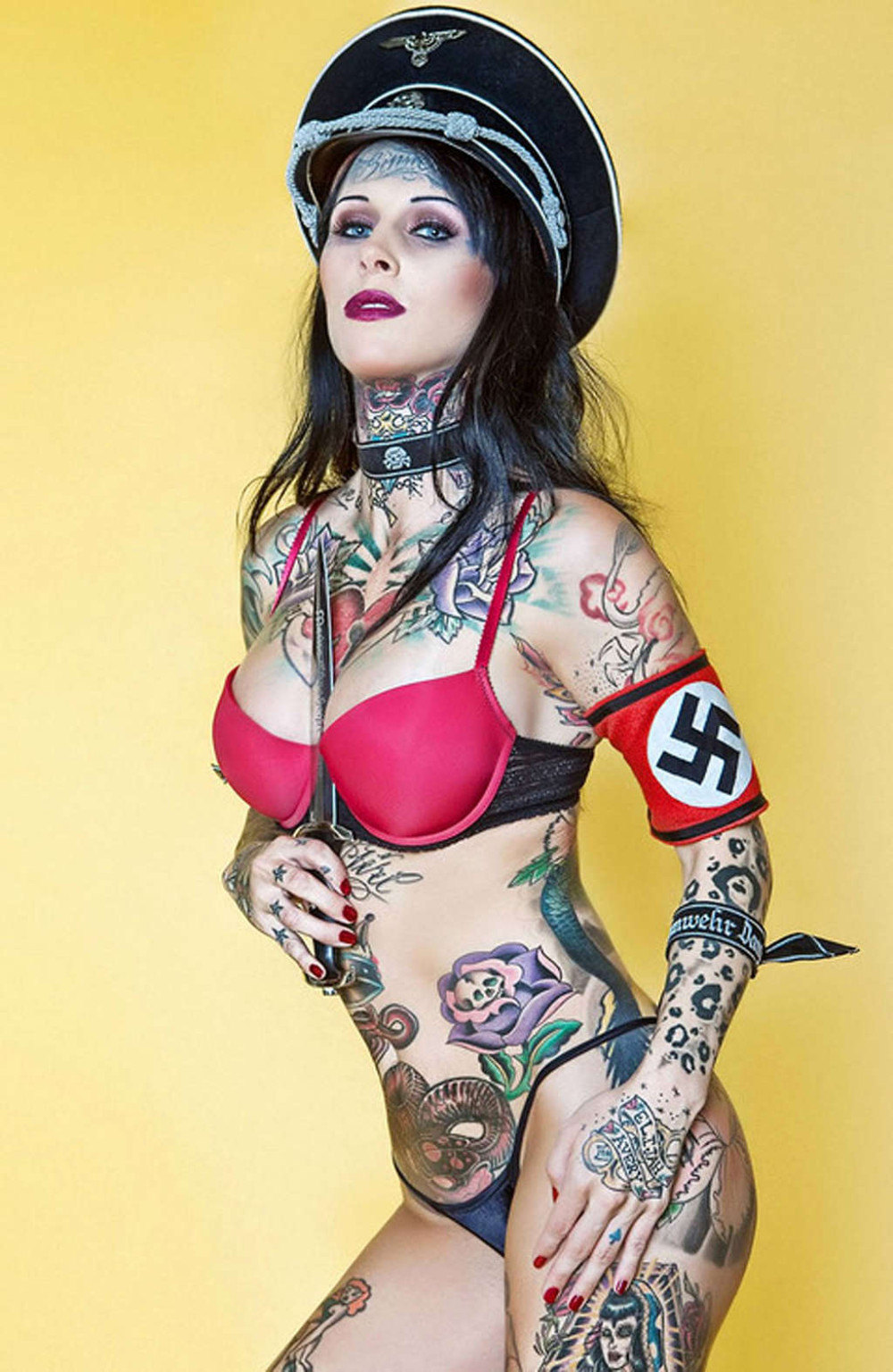 Michelle bombshell montrant son corps chaud et ses tatouages sexy.
 #75354611