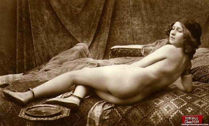Mujeres clásicas peludas y vintage fotos de los viejos tiempos
 #78465563