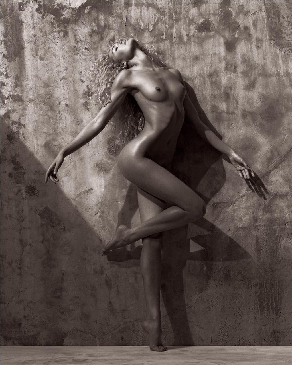 キャンディス・スワンポール、マリアーノ・ヴィヴァンコの写真展で美しい裸体を披露
 #75259760