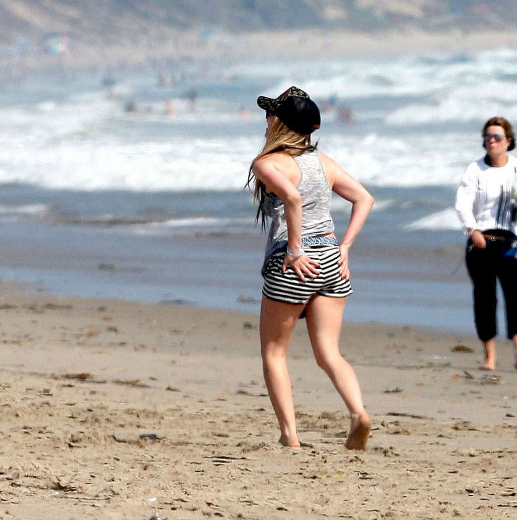 Avril lavigne disfrutando en la playa con su amiga y mostrando su cuerpo sexy
 #75375496