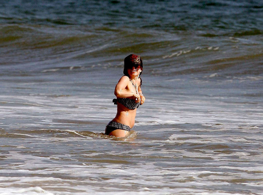 Avril Lavigne enjoying on beach with her friend and showing sexy body #75375543