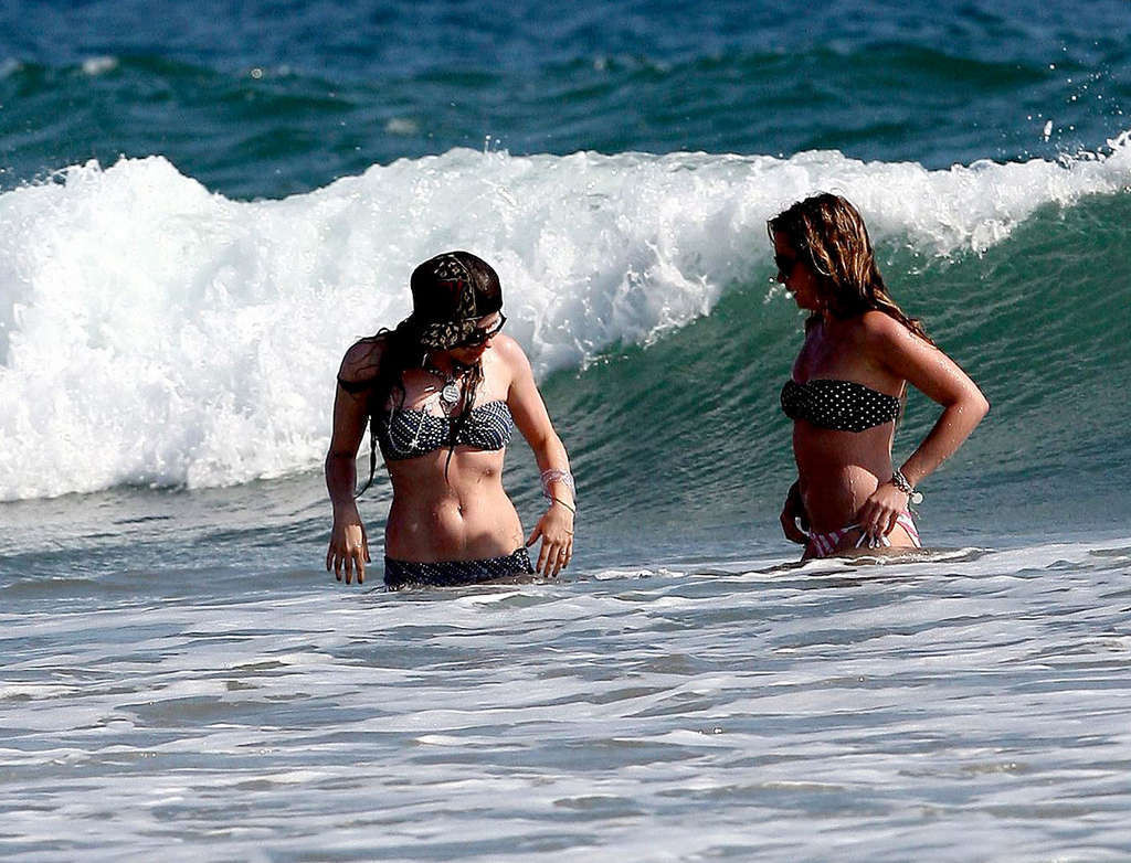 Avril lavigne s'amusant sur la plage avec son amie et montrant son corps sexy
 #75375560