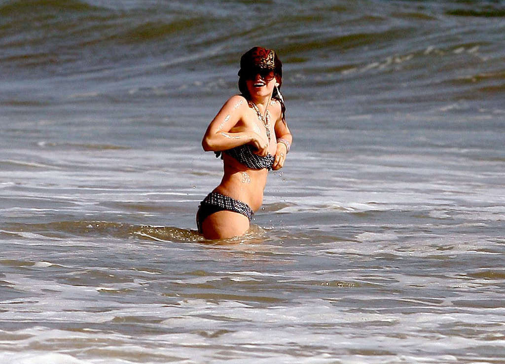 Avril lavigne genießt am Strand mit ihrer Freundin und zeigt ihren sexy Körper
 #75375584