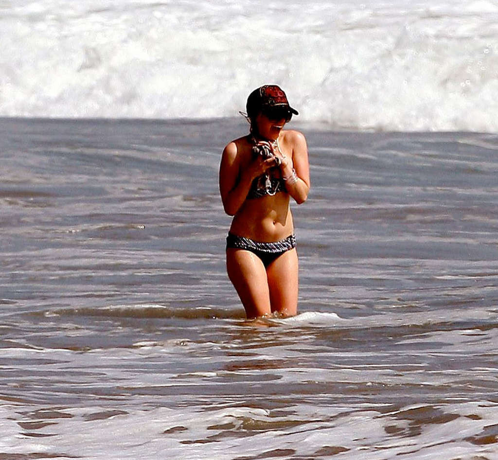 Avril lavigne godendo sulla spiaggia con il suo amico e mostrando il corpo sexy
 #75375594