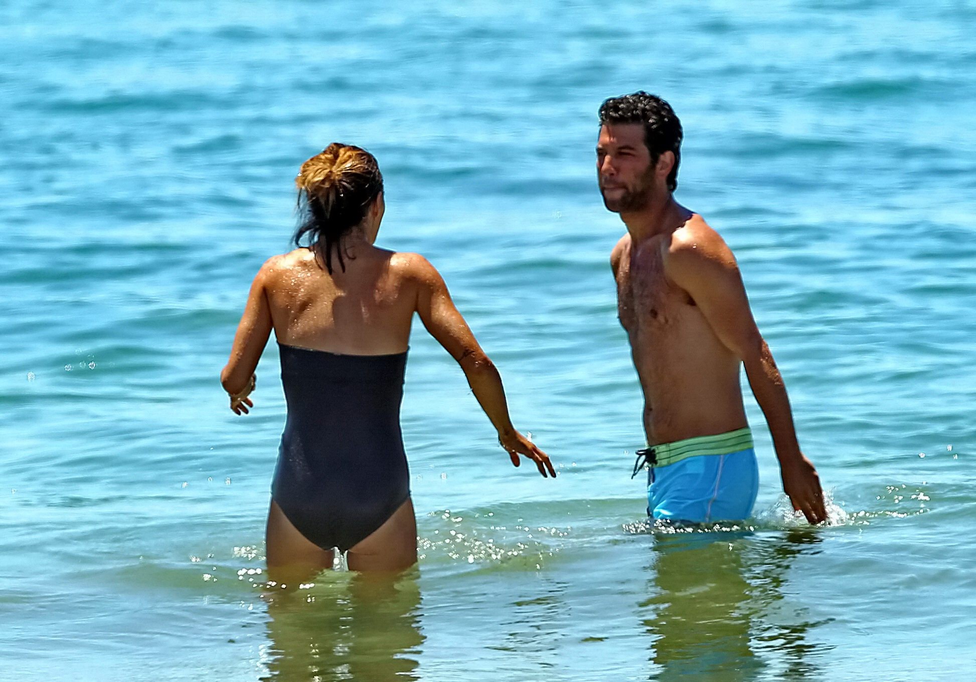 Jessica szohr trägt einen trägerlosen schwarzen Badeanzug am Strand in la
 #75197639