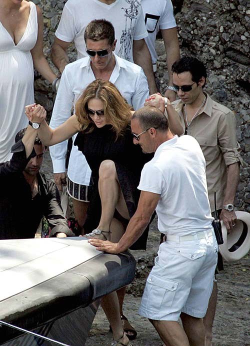 Jennifer Lopez sexy et chaude en jupe haute et téton glissé sur des photos paparazzi
 #75284009