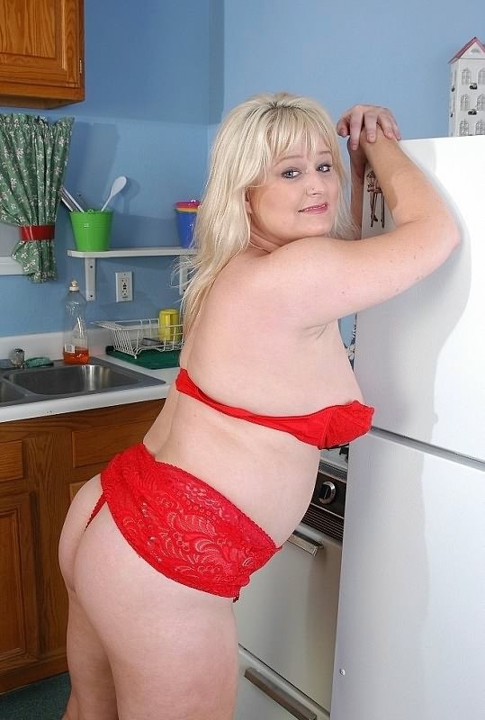 Fette reife Hausfrau Lizzy Liques masturbiert in der Küche
 #71715710