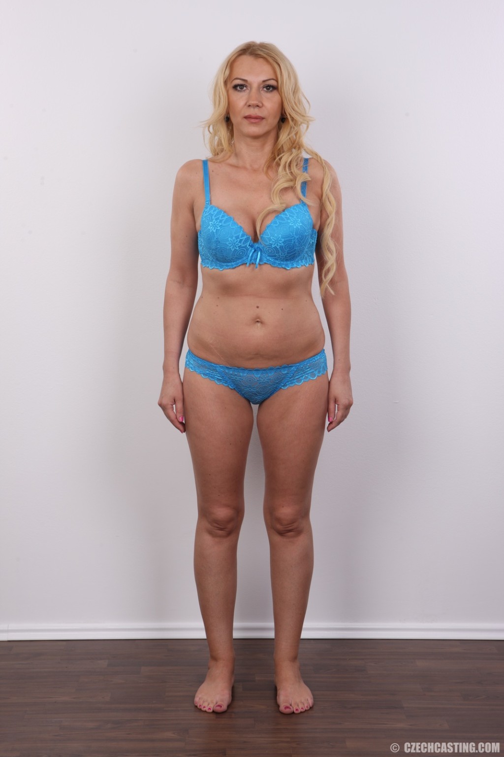 Blonde mature posant nue en séance de casting
 #67212261