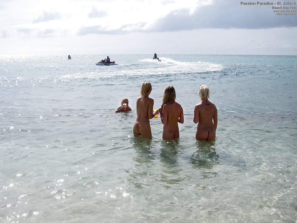 Verführerische Amateur-Lesben ziehen ihre Bikinis aus und haben Spaß im Freien
 #67432647