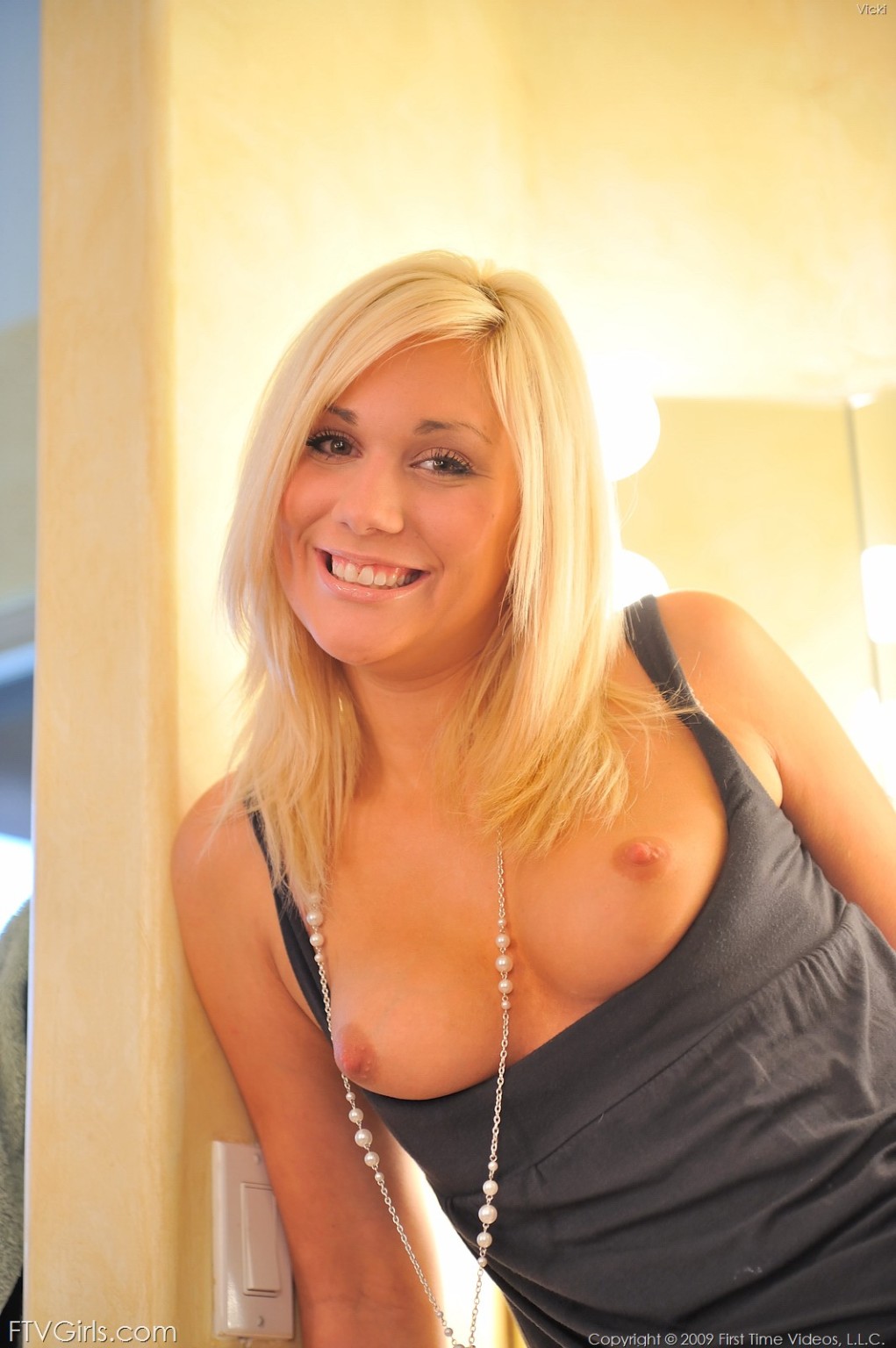 Joven vicki juega y abre su coño
 #71498596