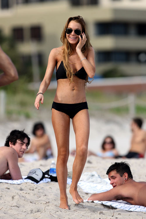 Lindsay lohan posando muy sexy en bikini negro
 #75405749