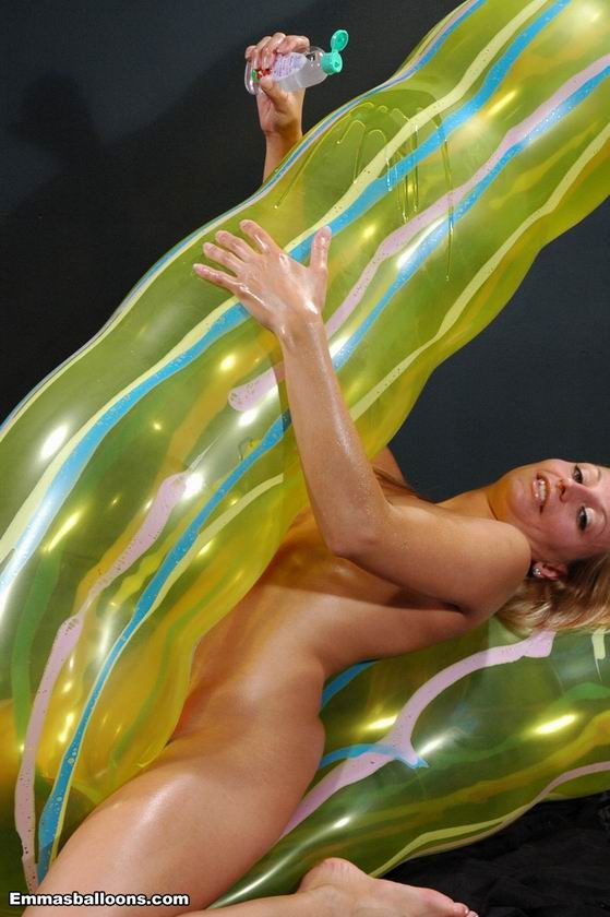 Rubia joven posando en un gran globo
 #73881620