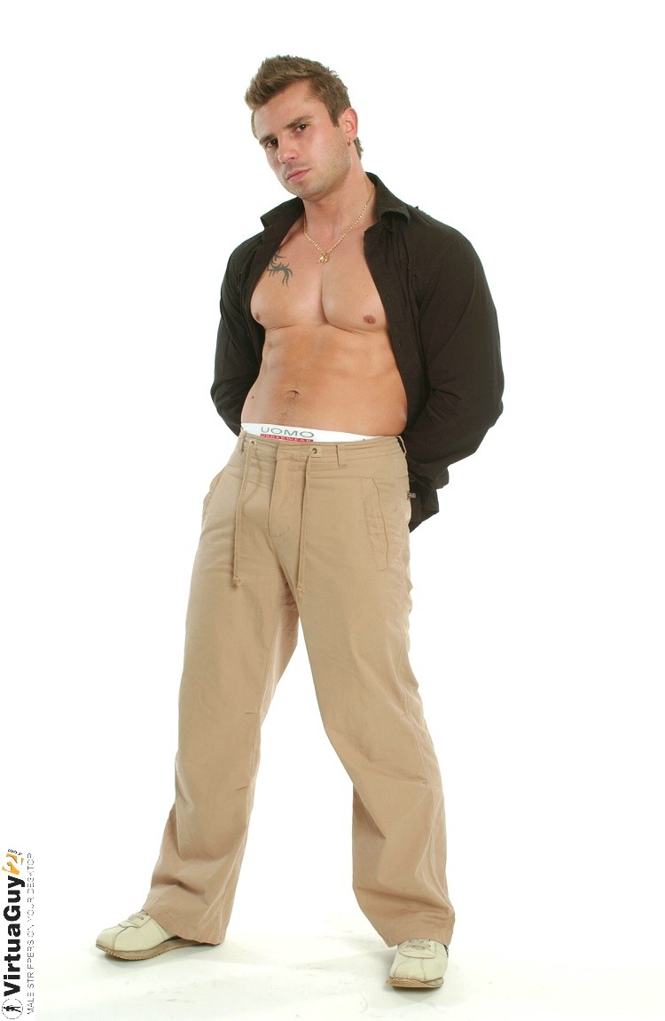 Muskulöser Kerl zeigt seinen knackigen Arsch
 #76982034