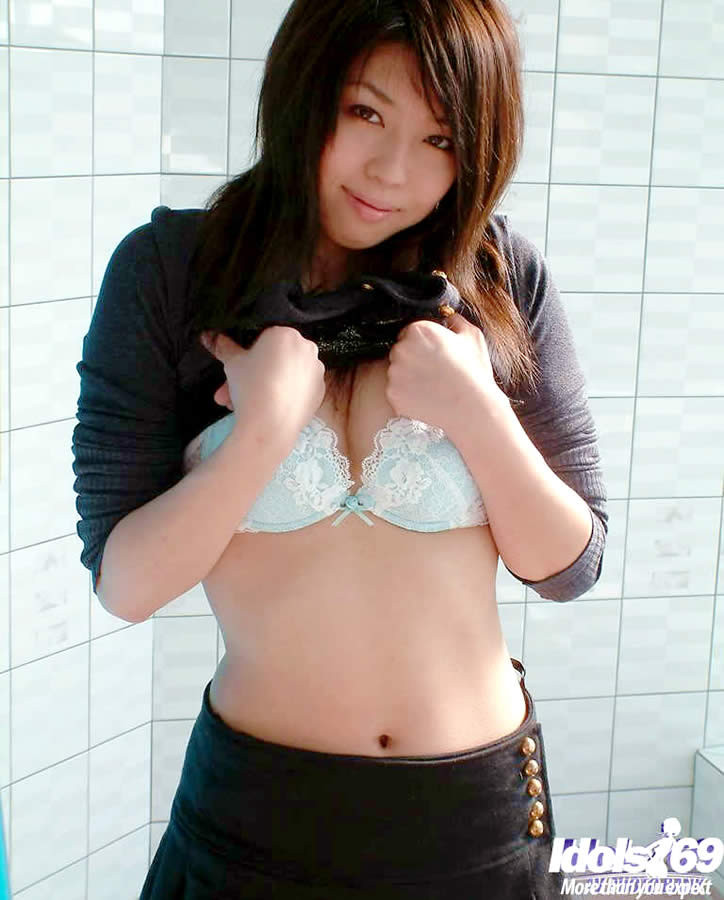 セクシーな日本の女の子がプールで服を脱ぐ
 #69920475