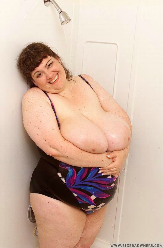 Riesige fette bbw Frau im Bikini mit großen Titten
 #73199751