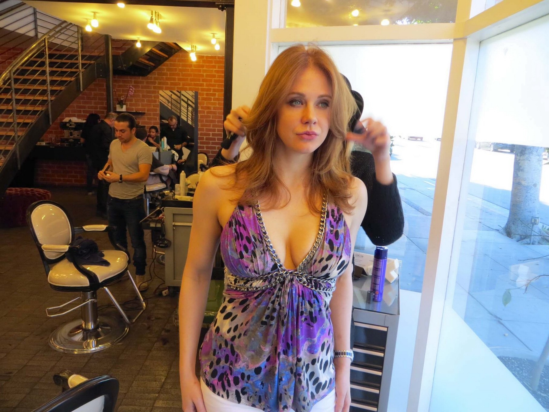 Maitland ward sin sujetador mostrando un enorme escote mientras asistía al salón de estilo yuka
 #75174229