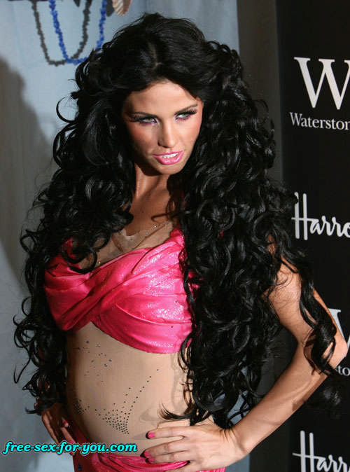 Katie price jordan mostrando su bonito coño y sus grandes tetas
 #75420859