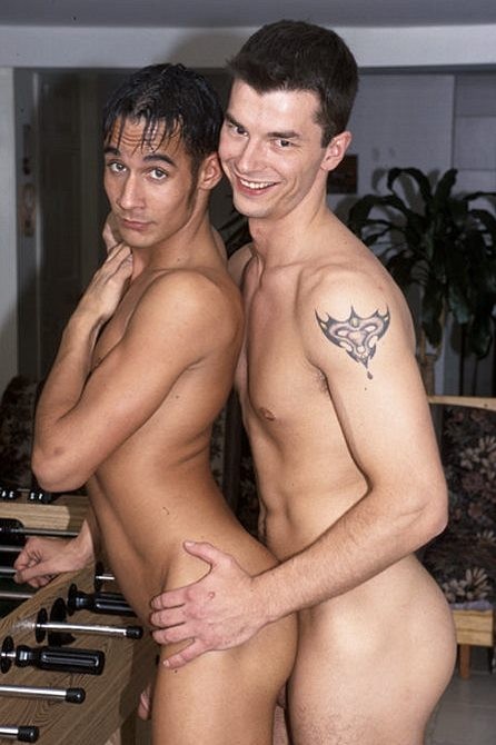 Un par de twinks bronceados chupando y follando en una sala de juegos
 #76963776