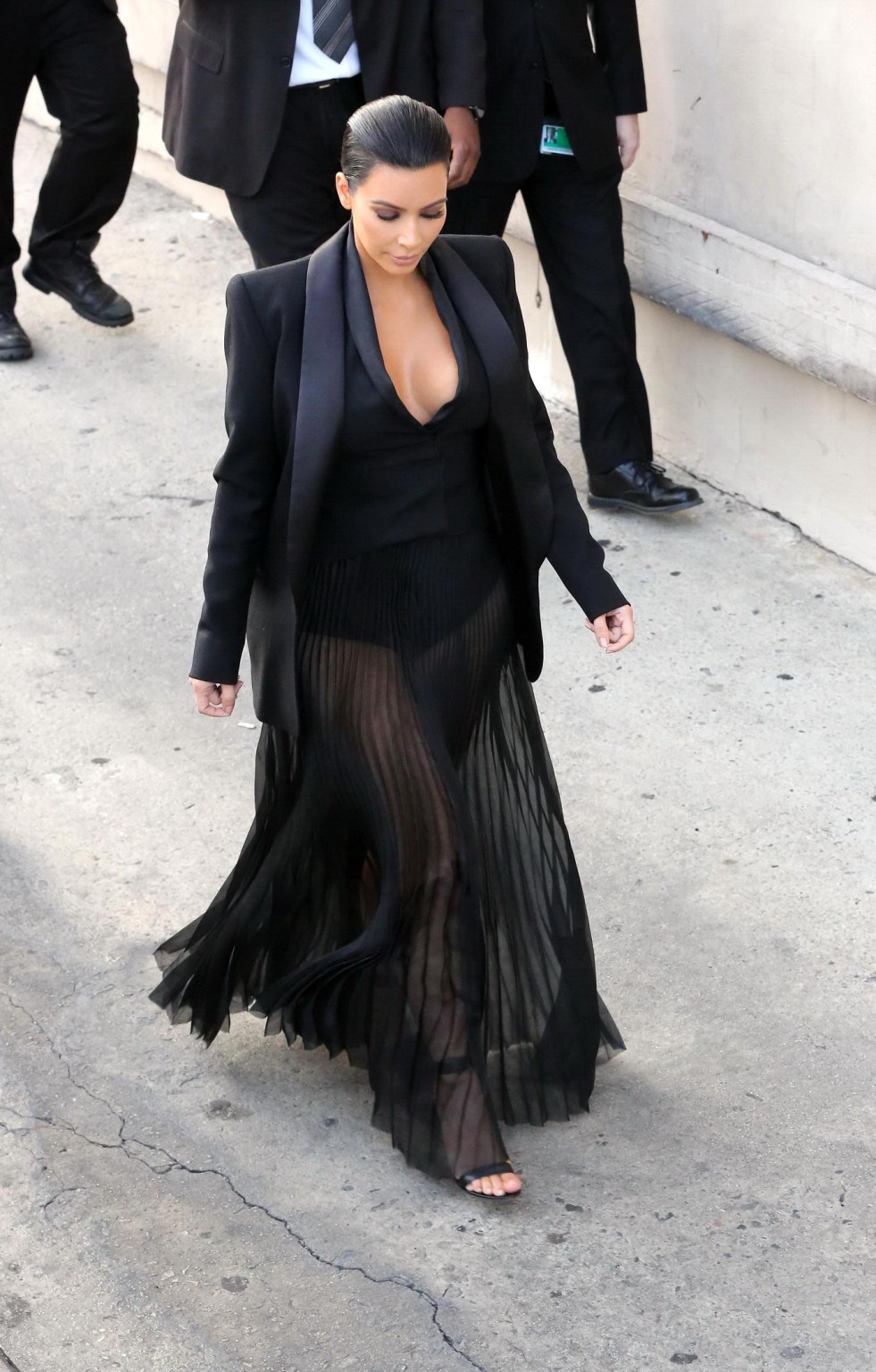 Kim Kardashian en buste avec un haut moulant et une jupe transparente à l'émission de Jimmy Kimmel.
 #75165011