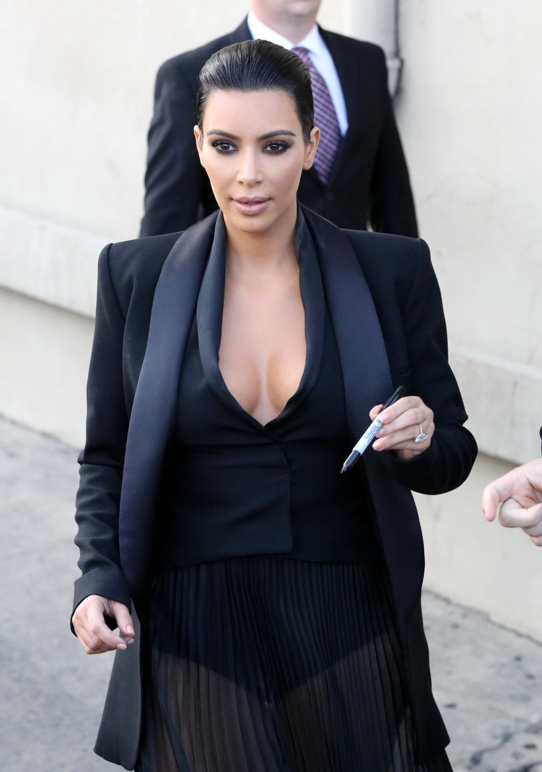 Kim Kardashian en buste avec un haut moulant et une jupe transparente à l'émission de Jimmy Kimmel.
 #75165044