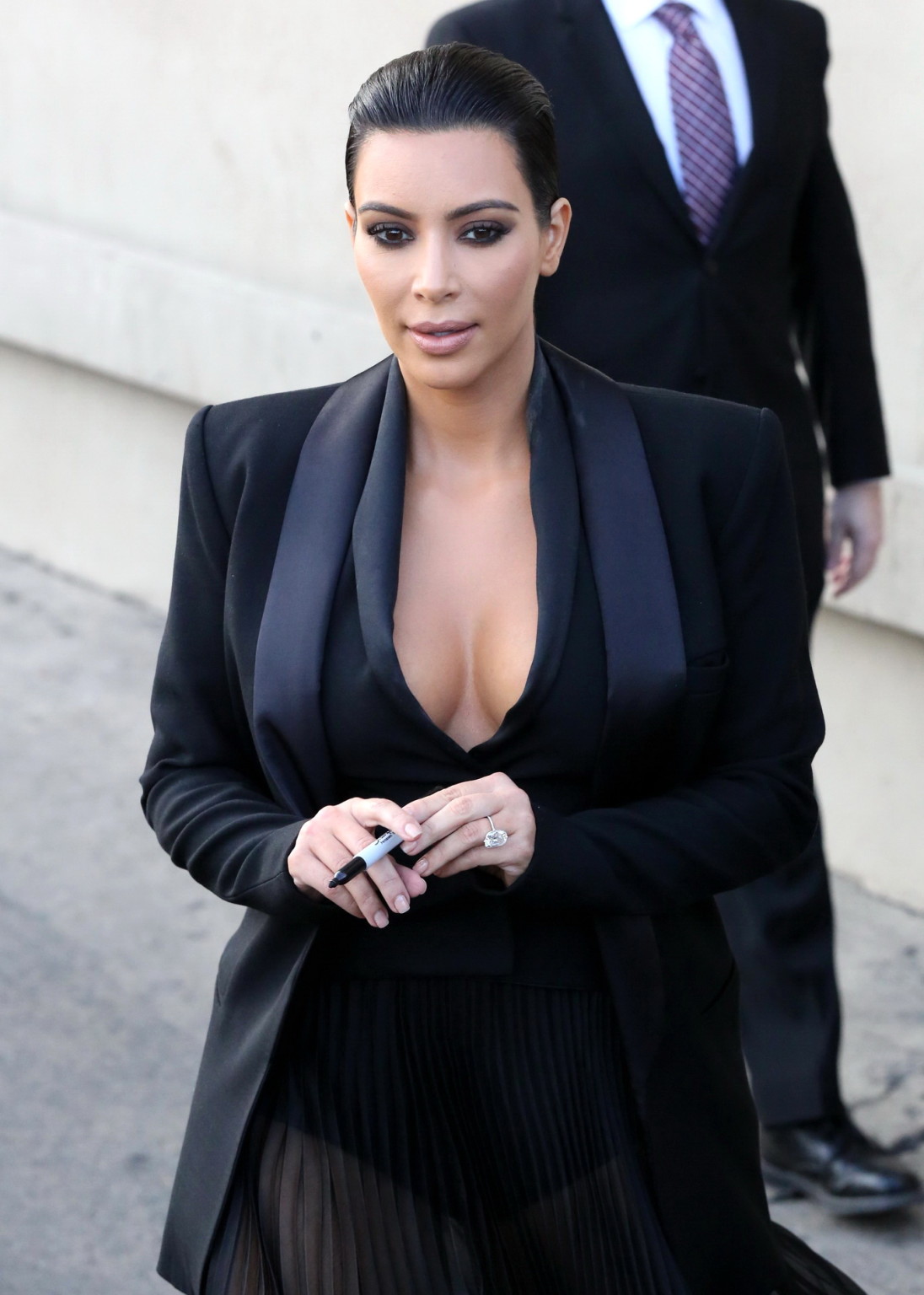 Kim Kardashian en buste avec un haut moulant et une jupe transparente à l'émission de Jimmy Kimmel.
 #75165054
