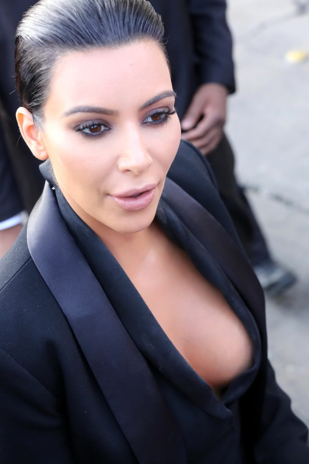 Kim Kardashian busty indossando top striminzito vedere attraverso la gonna al Jimmy Kimmel s
 #75165065