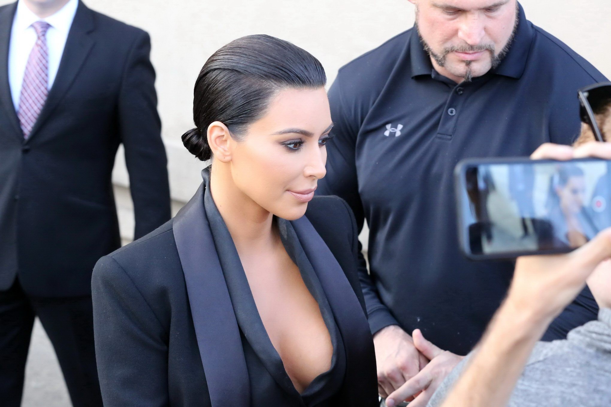 Kim Kardashian vollbusig mit knappem Oberteil und durchsichtigem Rock bei der Jimmy Kimmel Show
 #75165080