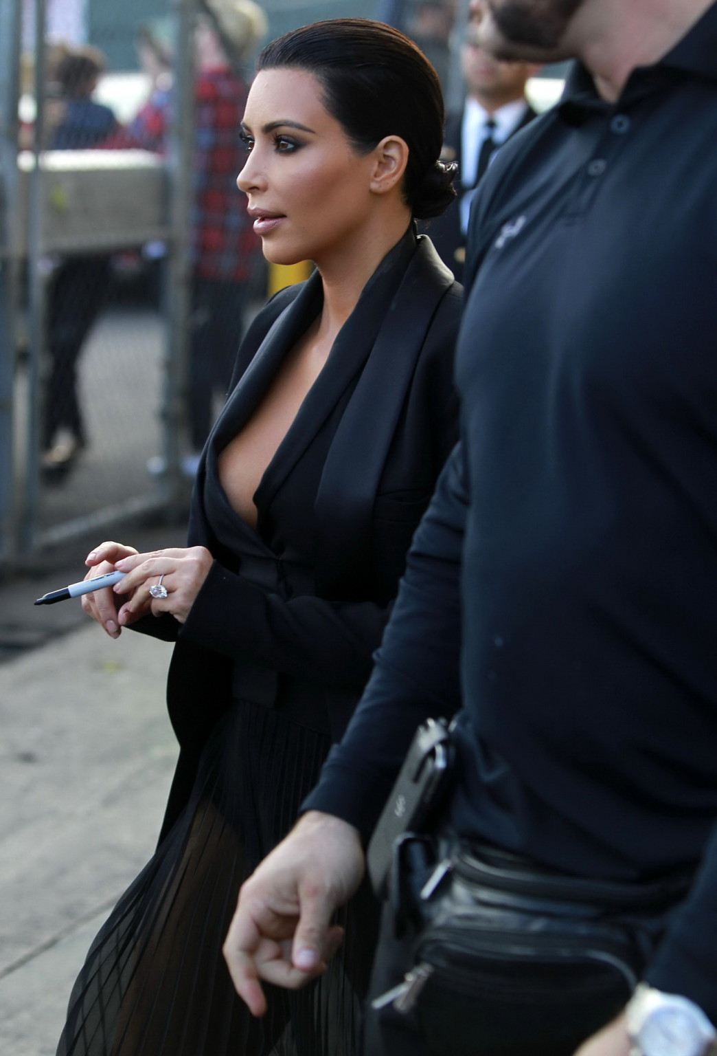 Kim Kardashian en buste avec un haut moulant et une jupe transparente à l'émission de Jimmy Kimmel.
 #75165081