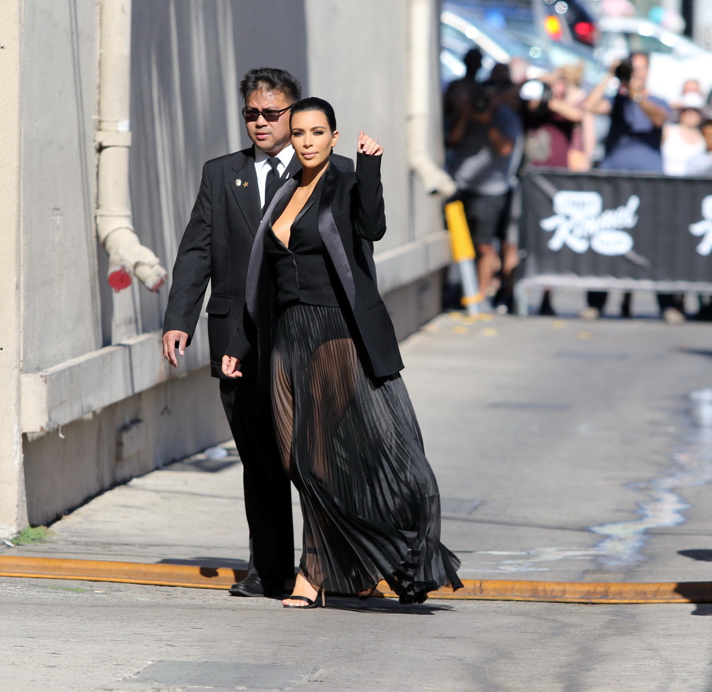 Kim Kardashian en buste avec un haut moulant et une jupe transparente à l'émission de Jimmy Kimmel.
 #75165089