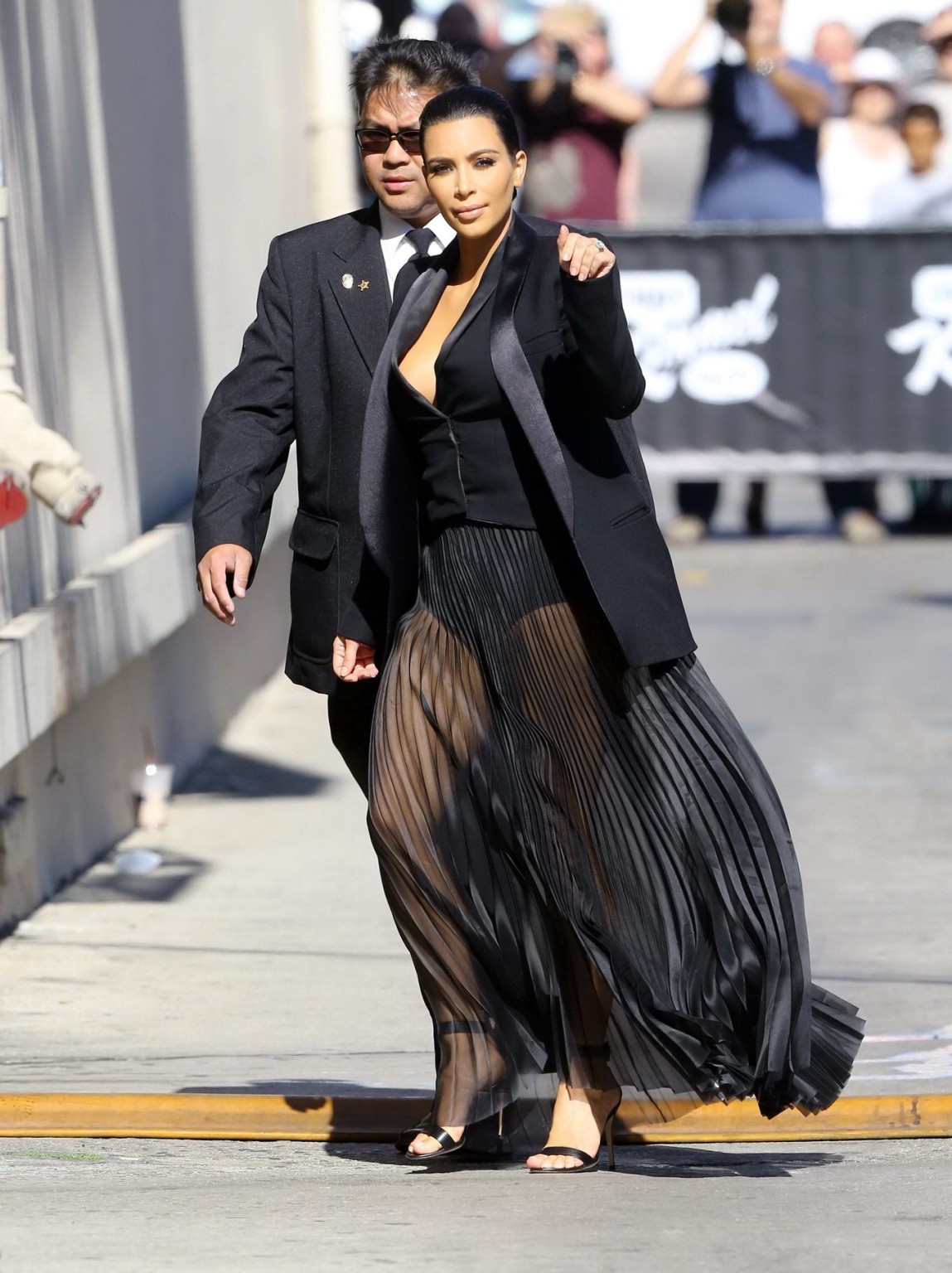 Kim Kardashian vollbusig mit knappem Oberteil und durchsichtigem Rock bei der Jimmy Kimmel Show
 #75165093