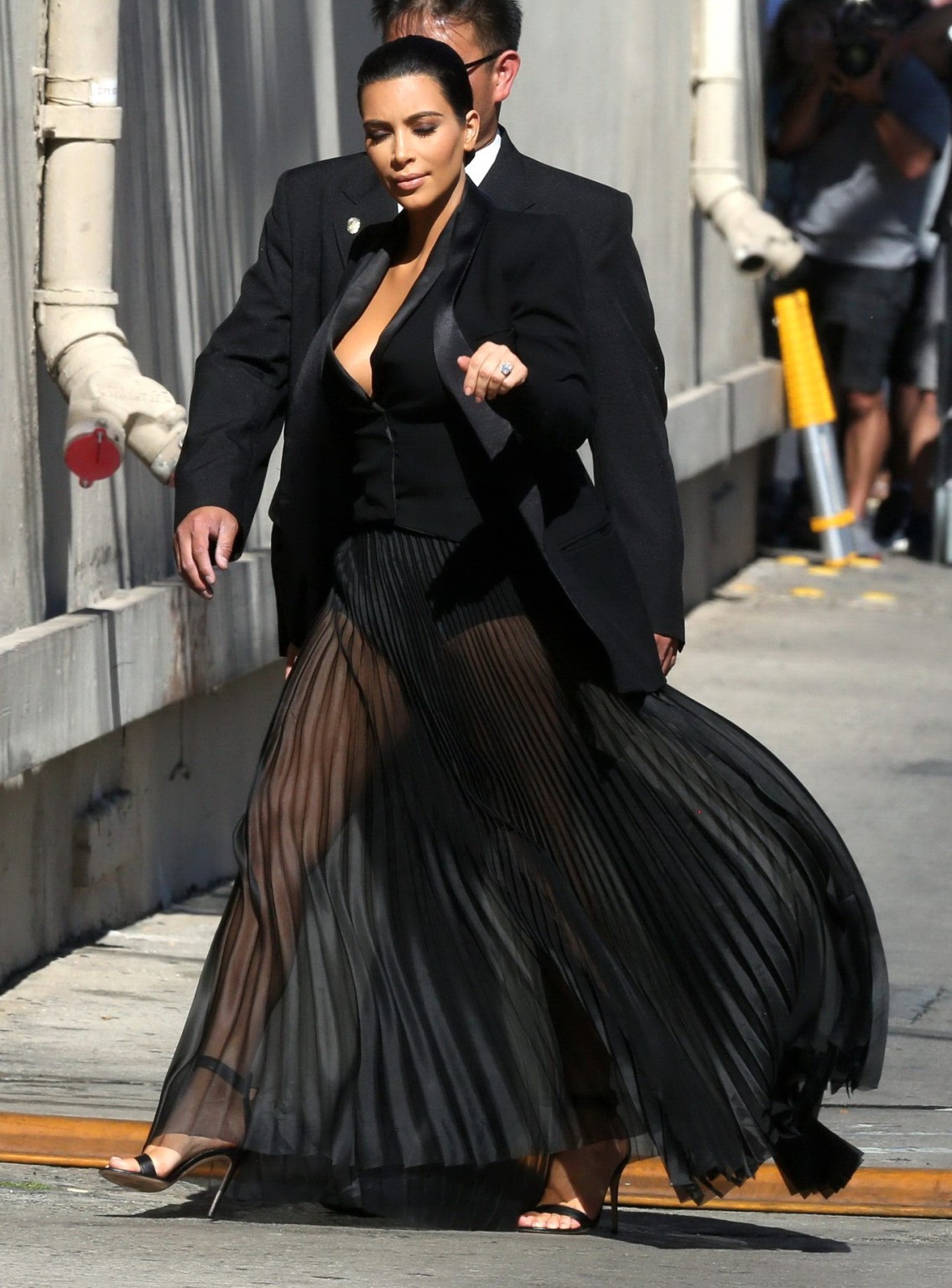 Kim Kardashian vollbusig mit knappem Oberteil und durchsichtigem Rock bei der Jimmy Kimmel Show
 #75165099