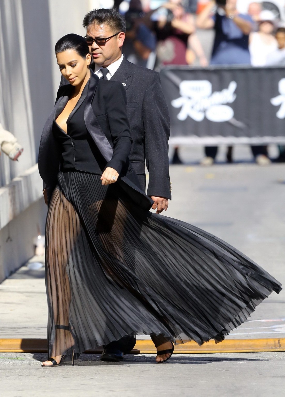 Kim Kardashian vollbusig mit knappem Oberteil und durchsichtigem Rock bei der Jimmy Kimmel Show
 #75165111