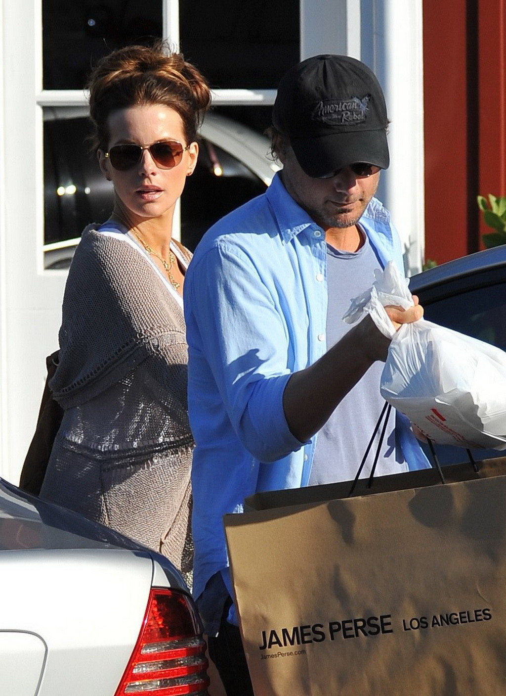 Kate beckinsale leggy che indossa i pantaloncini in denim stivali fuori a brentwood
 #75256861