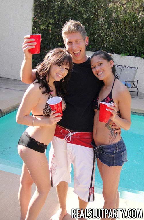 Nenas jóvenes borrachas en pequeños bikinis en una fiesta de sexo al aire libre
 #73164224