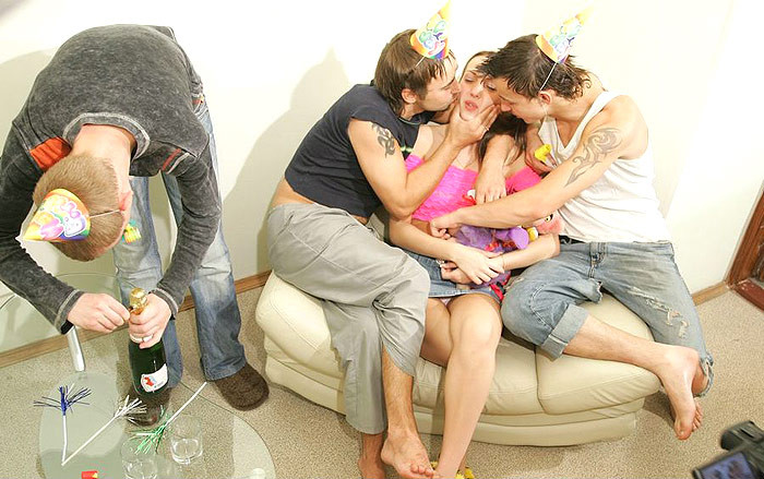 Sie ist gerade letzte Woche 19 geworden, also haben wir beschlossen, ihr eine kleine Geburtstagsparty zu schmeißen s
 #76878217