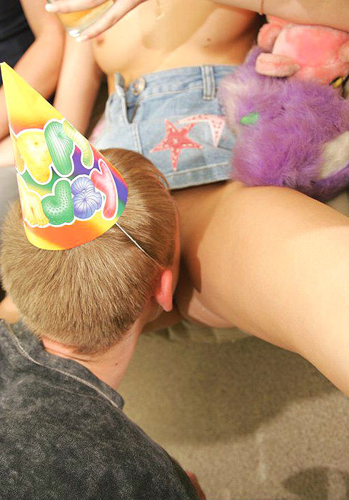 Sie ist gerade letzte Woche 19 geworden, also haben wir beschlossen, ihr eine kleine Geburtstagsparty zu schmeißen s
 #76878250