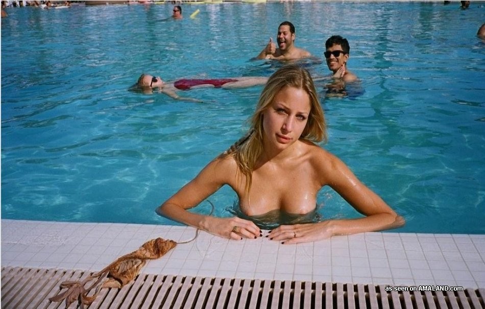 Fotos caseras de jóvenes amateurs en topless
 #68392888