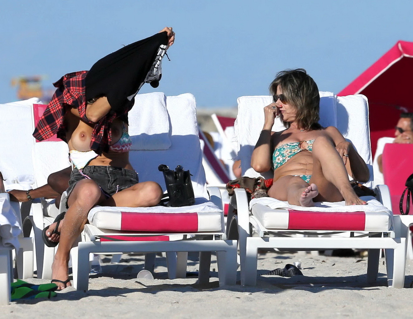 Martha graeff pillada en topless en la playa de miami
 #75209743