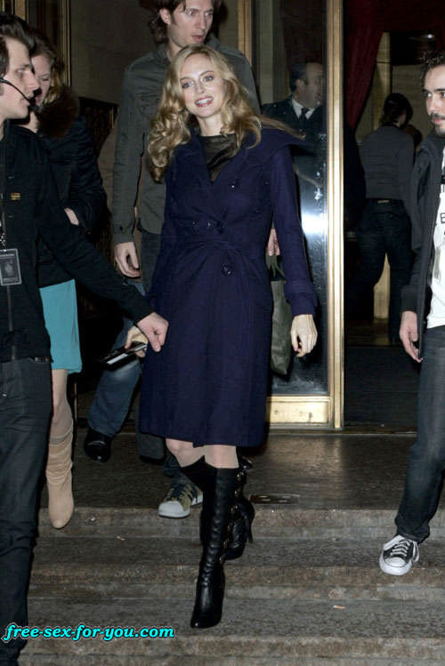 Heather graham mostrando sus tetas y posando con un top transparente
 #75424268