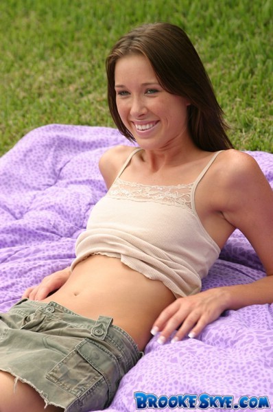 Brooke Skye strippt nackt in einem öffentlichen Park.
 #67724770