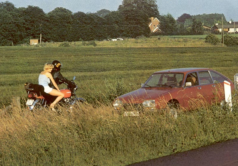 Fremder holt eine Retro-Dame ab und fickt sie
 #77325635